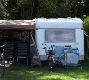 Vue d'un camping car sur un emplacement de camping dans le nord au caming des Dunes à Gravelines