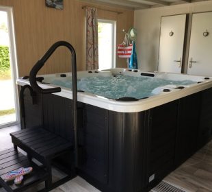 Jacuzzi dans l'espace détente du camping dans le Nord Les Dunes